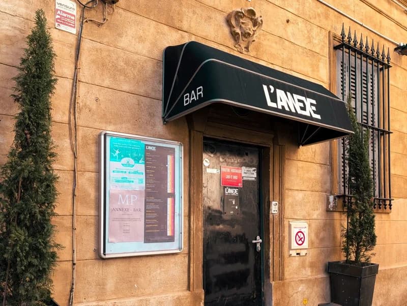 bar