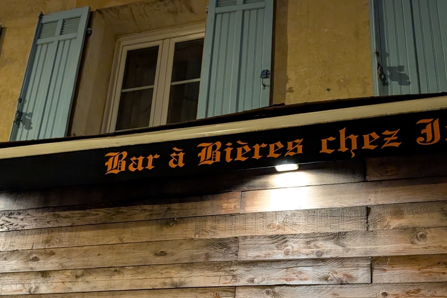 bar